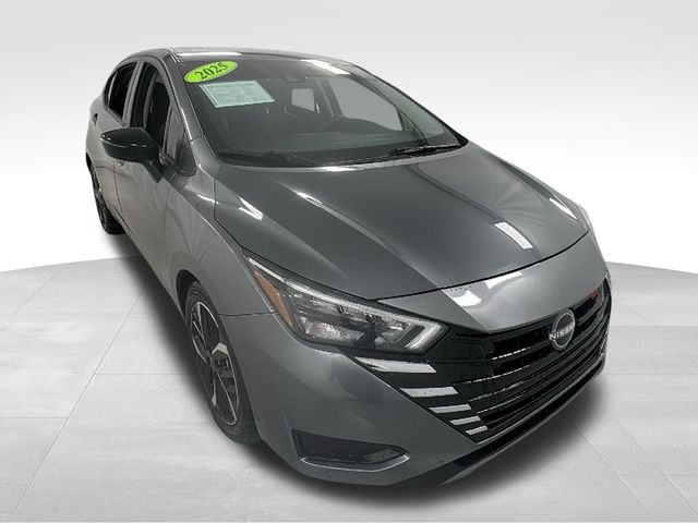 2025 Nissan Versa SR's photo