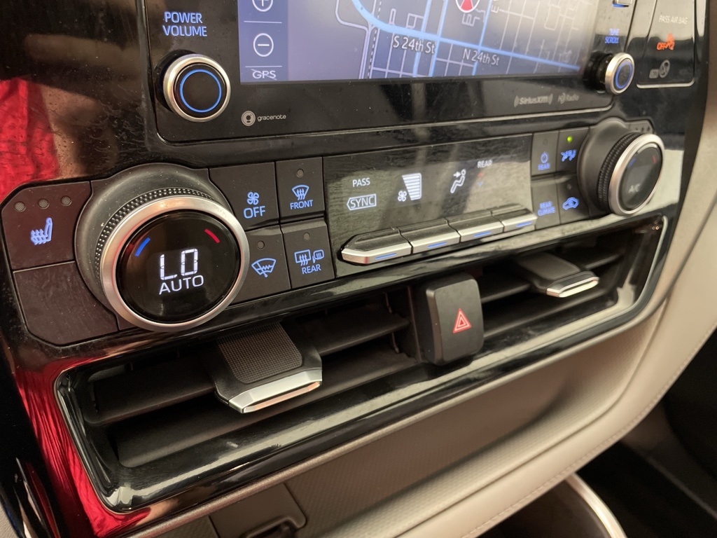 2021 Toyota Highlander XLE photo 28