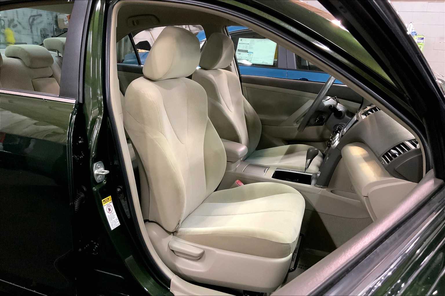 2011 Toyota Camry LE photo 8