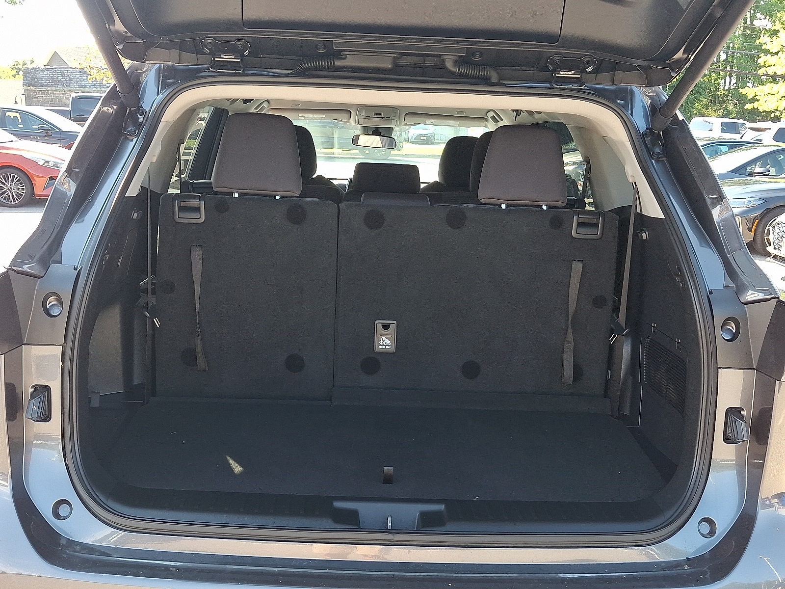 2024 Toyota Highlander LE photo 28