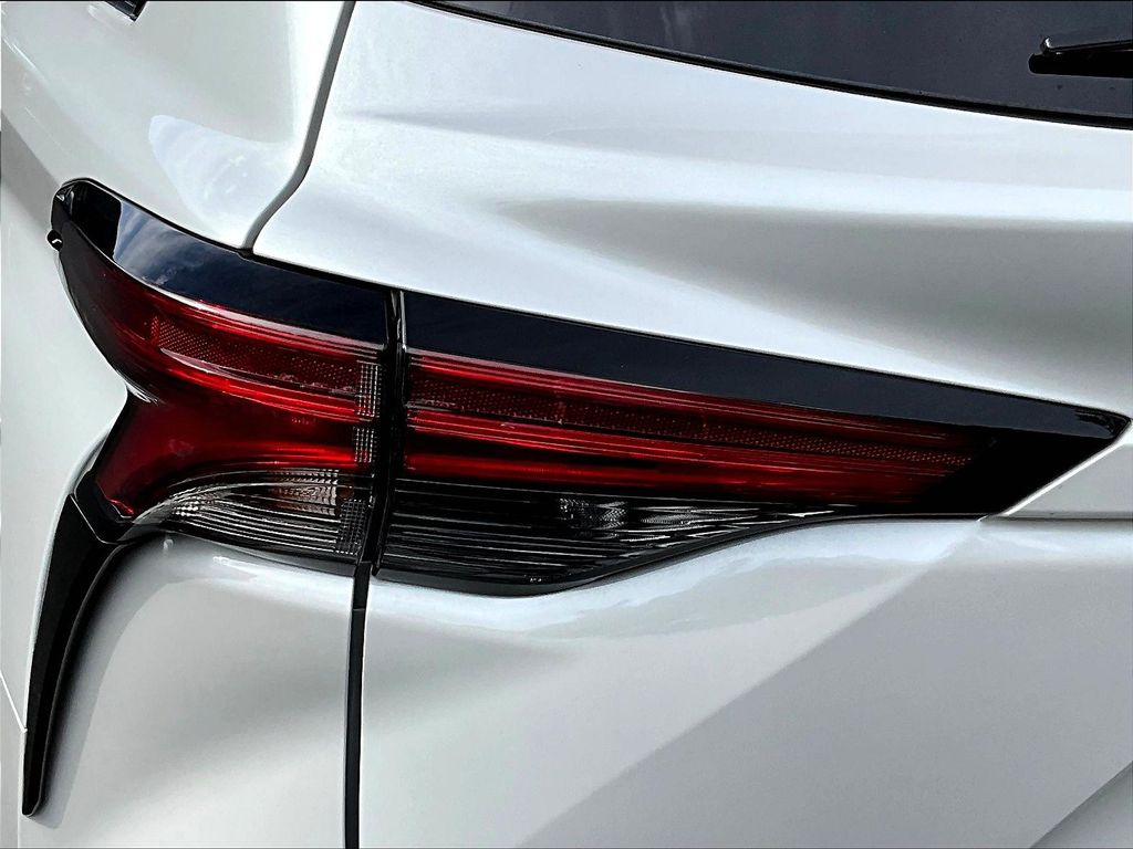 2022 Toyota Sienna Platinum photo 25