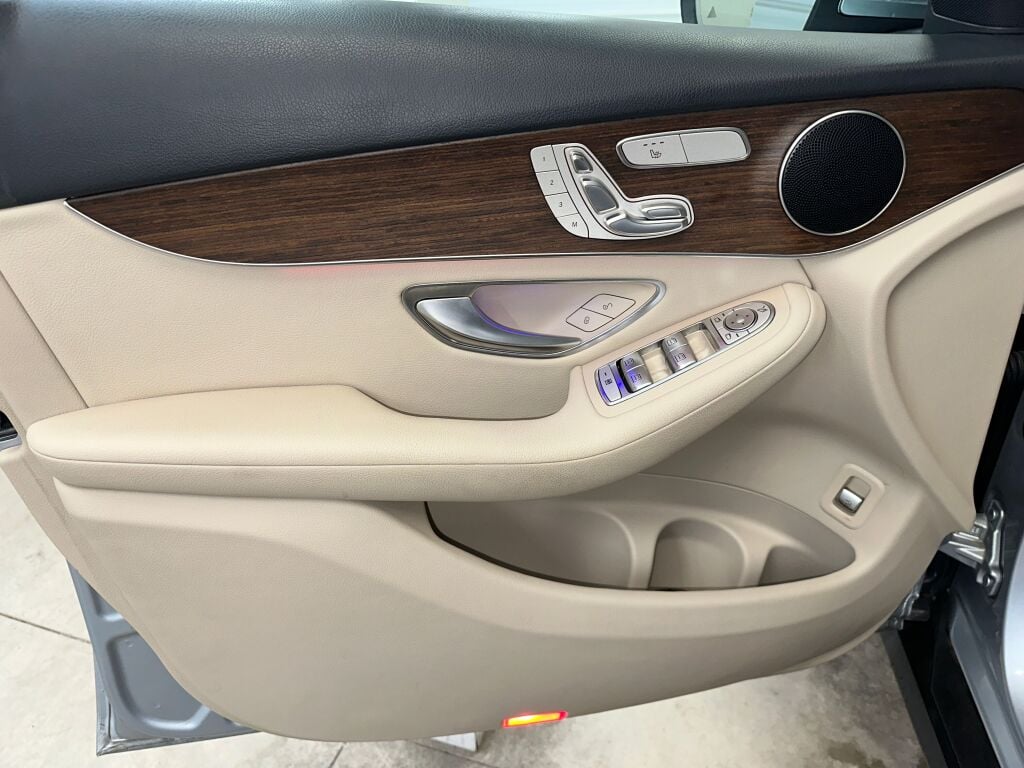 2022 Mercedes Benz GLC 300 4MATIC photo 4