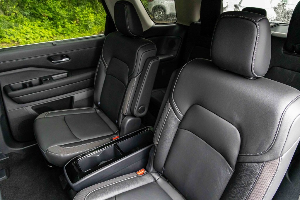 2025 Nissan Pathfinder SL photo 16