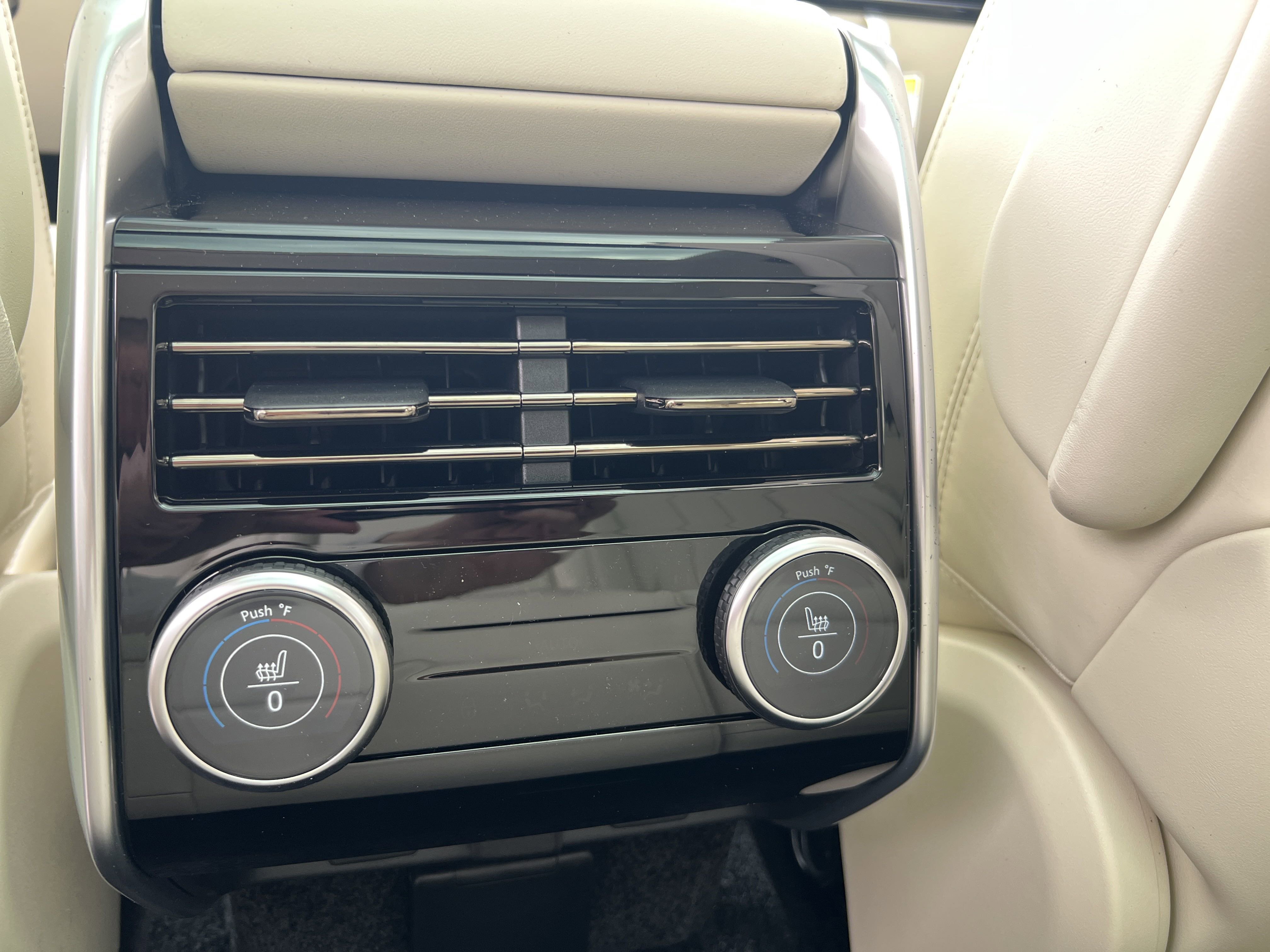 2025 Land Rover Range Rover SE photo 17