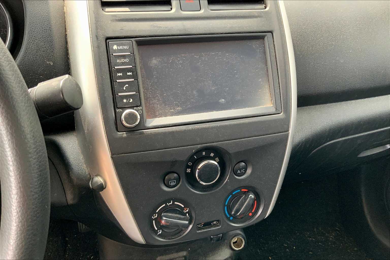 2019 Nissan Versa SV photo 6