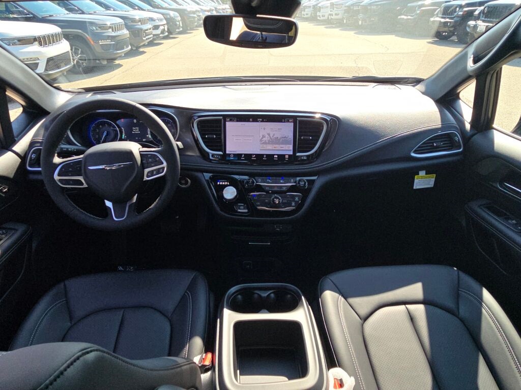 2026 Chrysler Pacifica photo 17