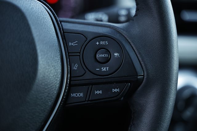 2021 Toyota RAV4 XLE Premium photo 32