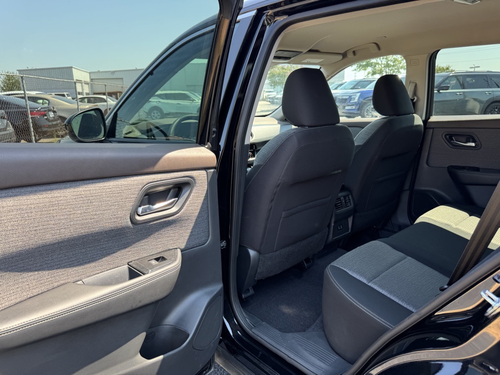 2022 Nissan Rogue SV photo 27
