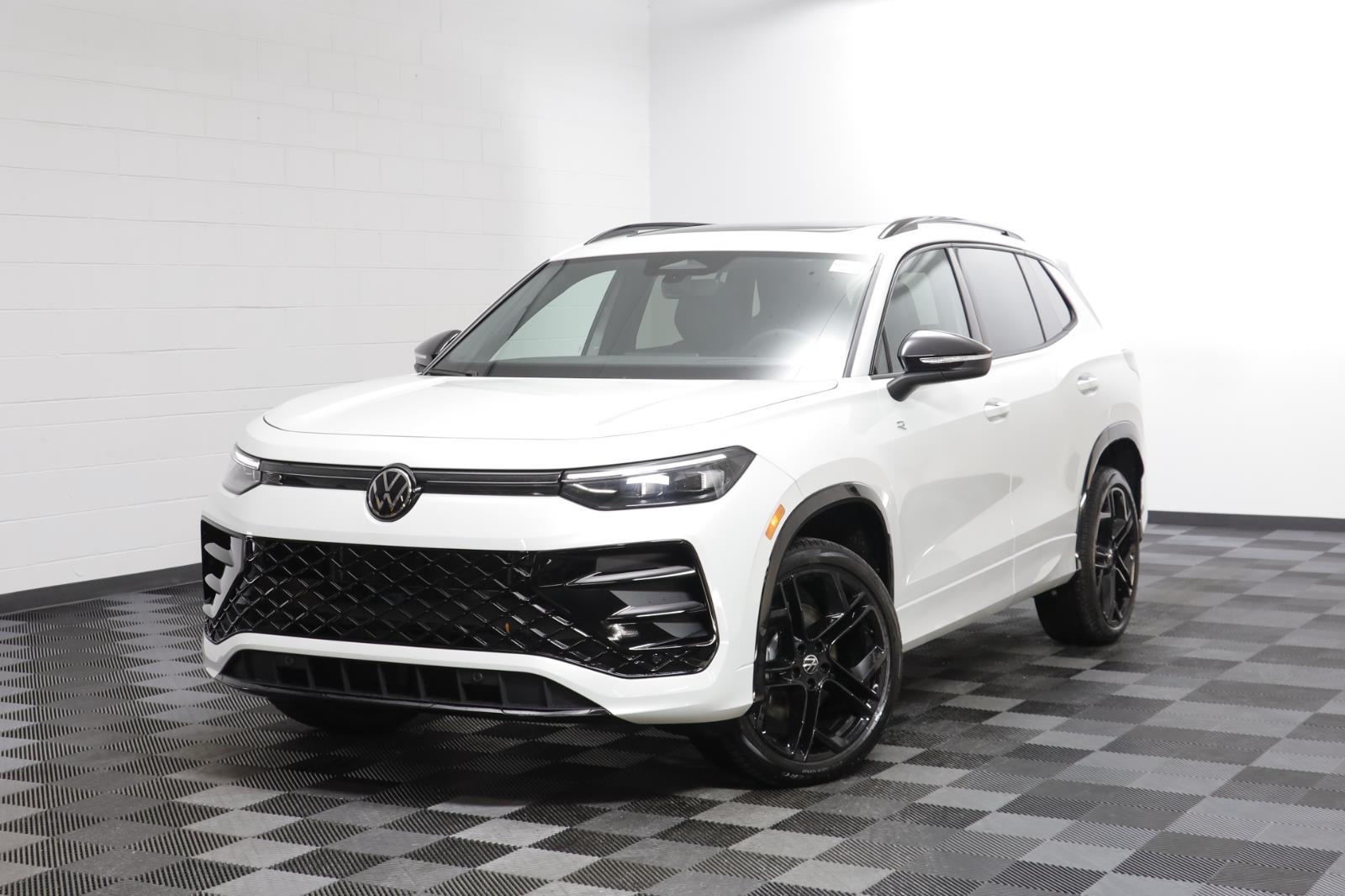 2026 Volkswagen Tiguan SE R-LINE BLACK's photo