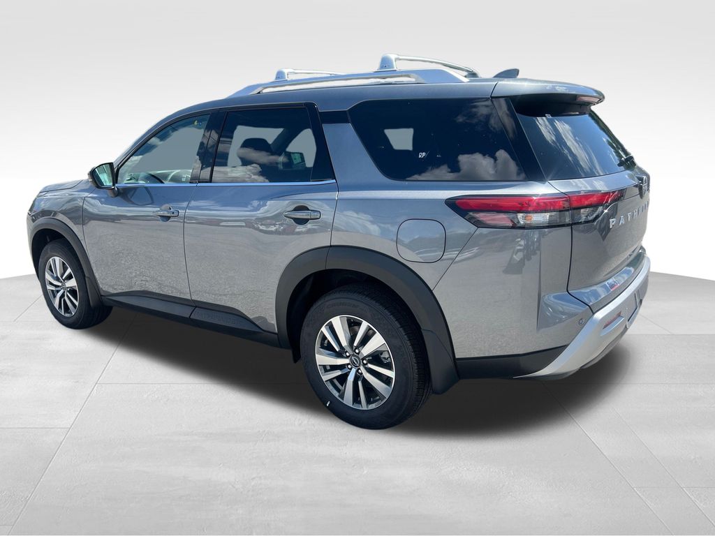 2025 Nissan Pathfinder SL photo 2