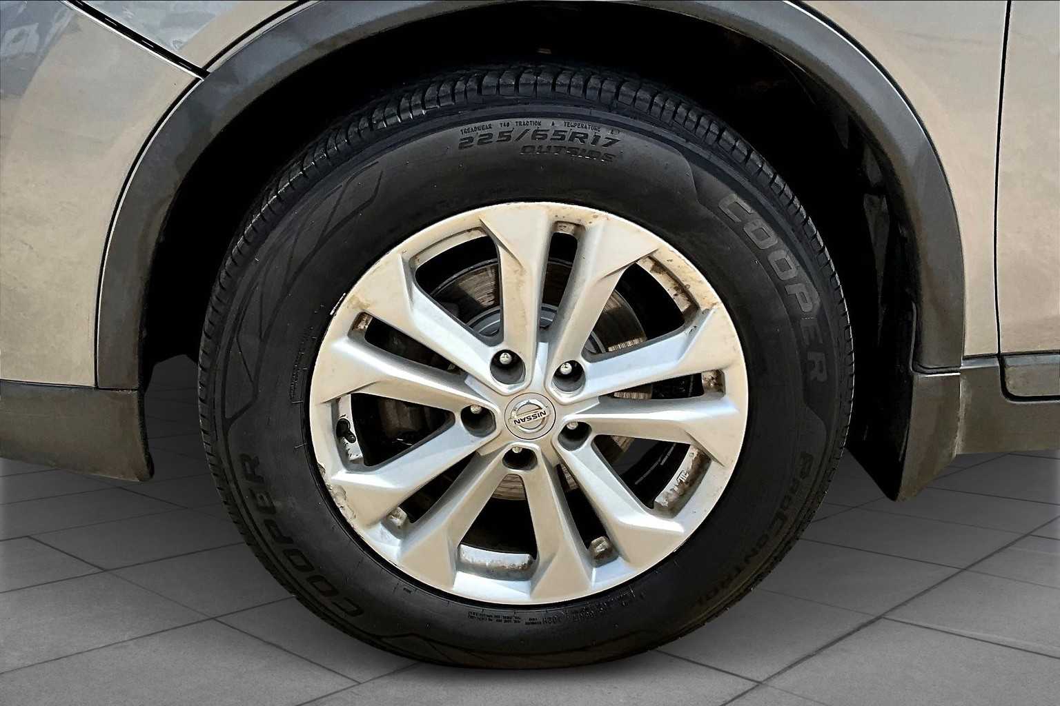 2016 Nissan Rogue SV photo 8