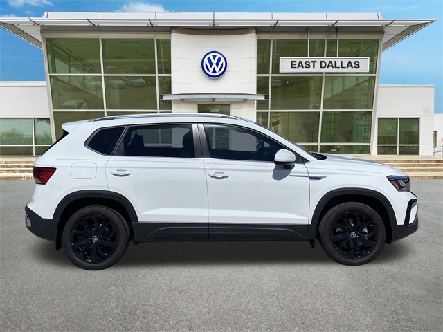 2024 Volkswagen Taos SE photo 2
