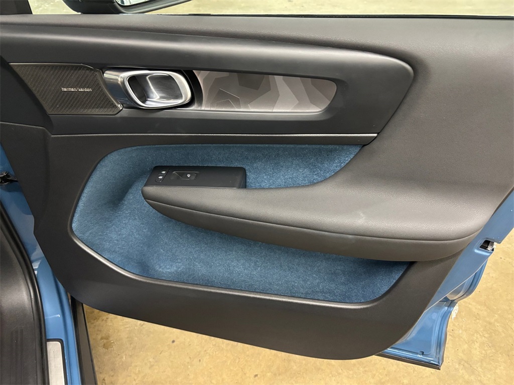 2023 Volvo XC40 Recharge Ultimate photo 17