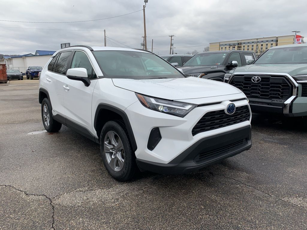 2023 Toyota RAV4 XLE's photo