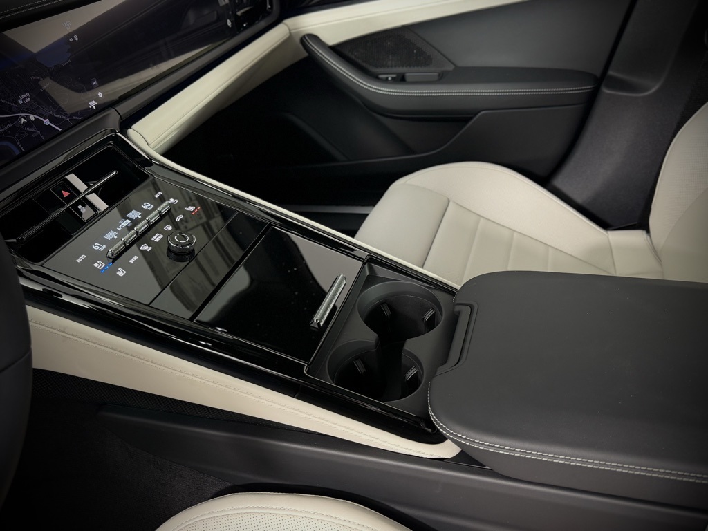 2025 Porsche Panamera 4 photo 23