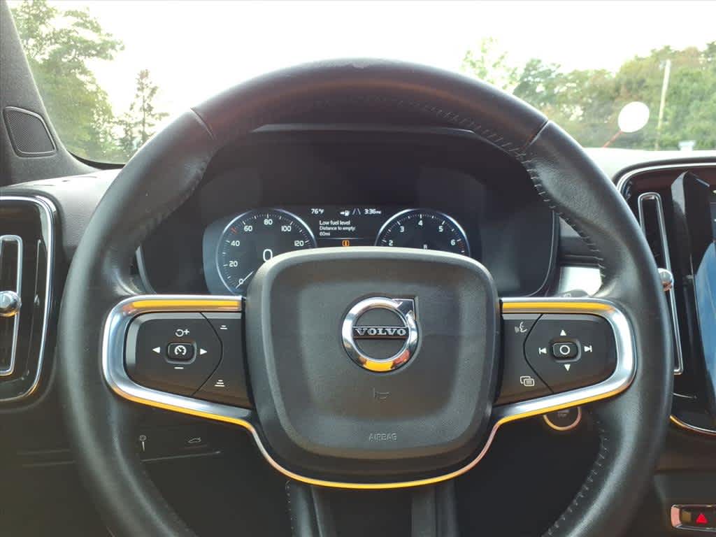 2019 Volvo XC40 R-Design Momentum photo 21