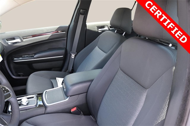 2023 Chrysler 300 Touring photo 9