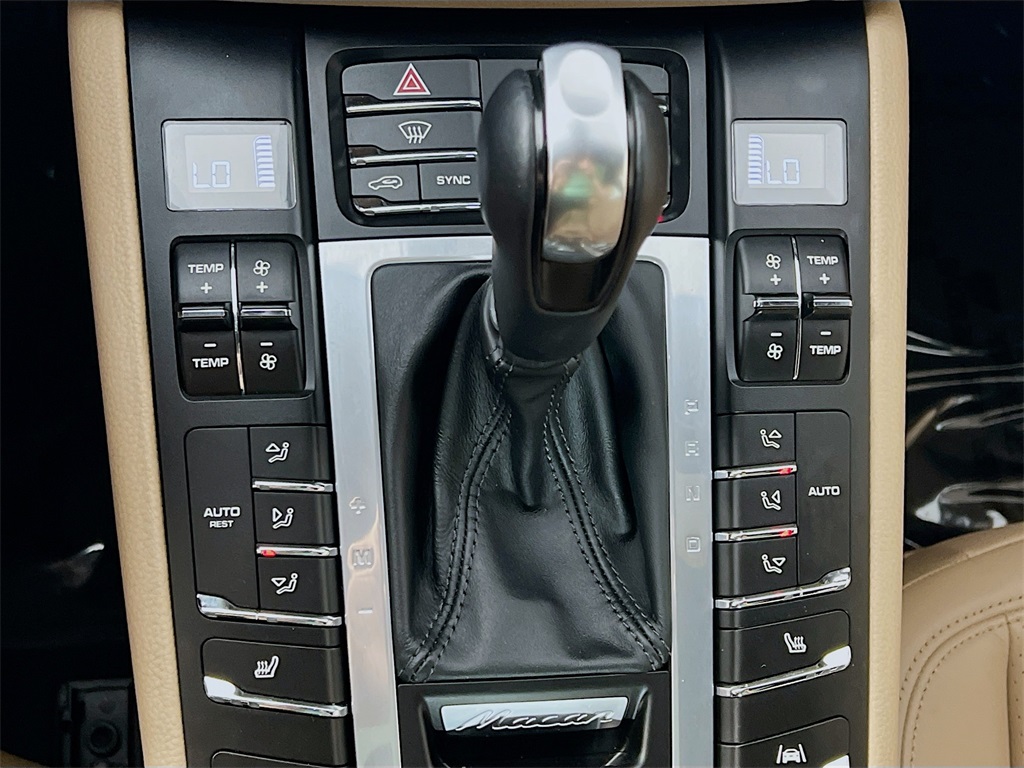 2021 Porsche Macan Base photo 16