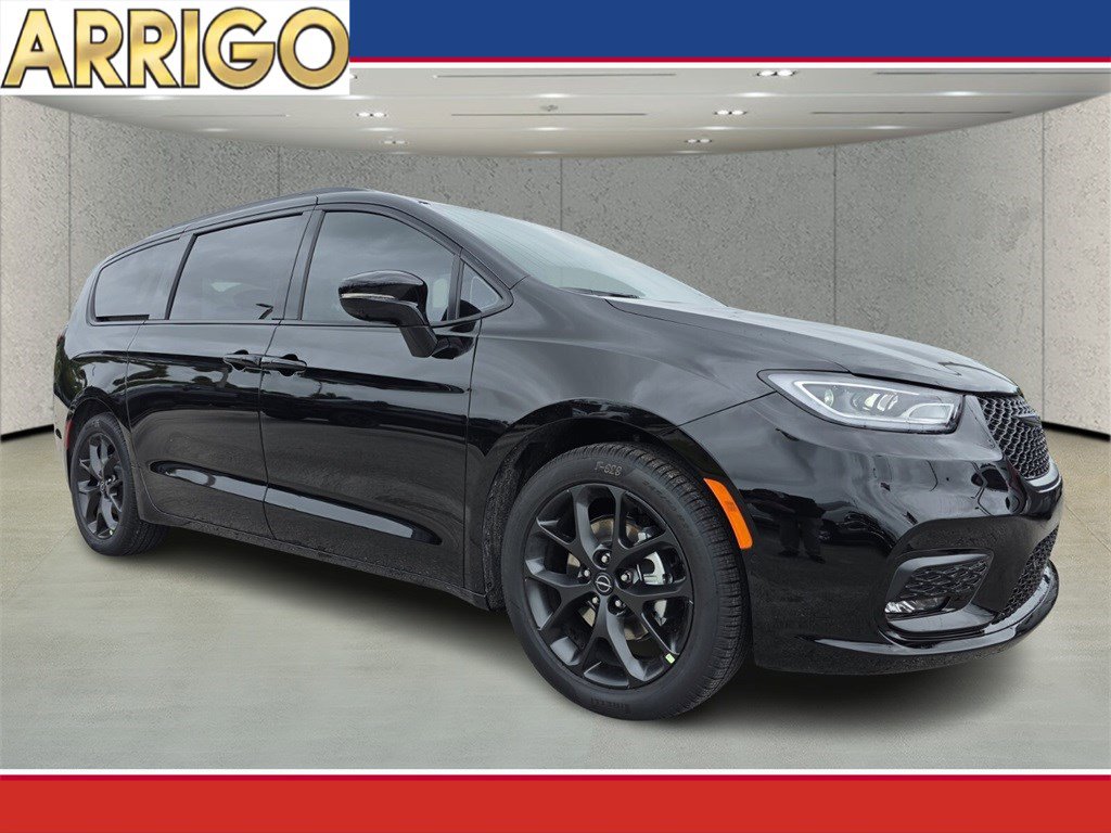 2026 Chrysler Pacifica Select's photo