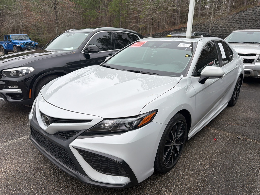 2024 Toyota Camry SE's photo
