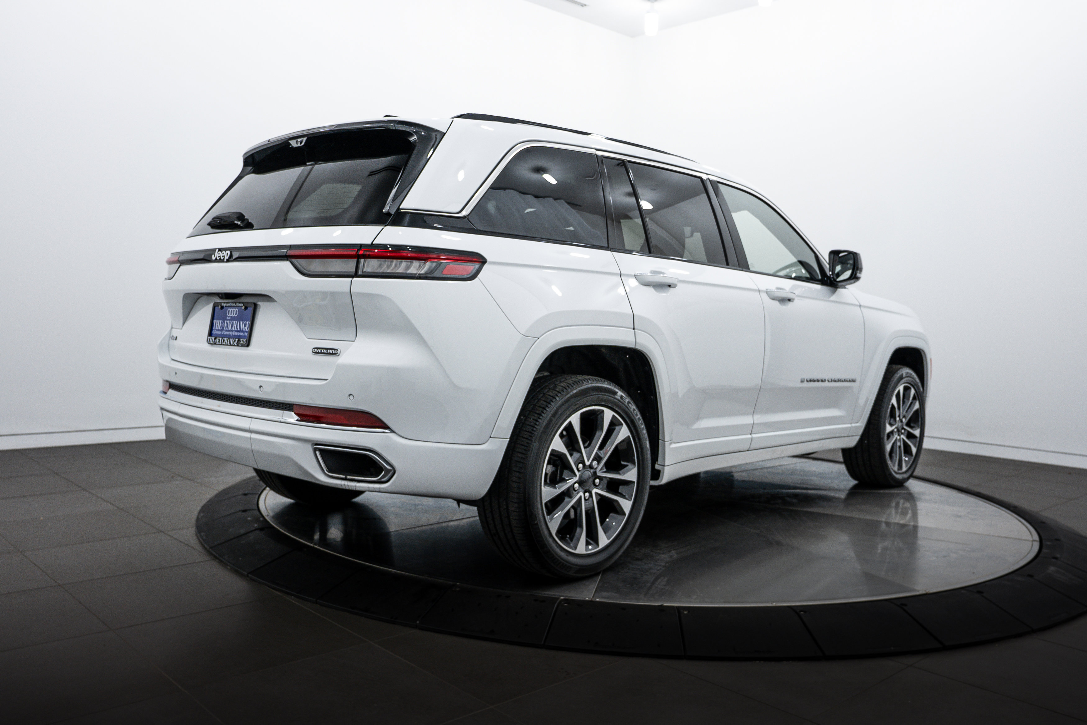 2023 Jeep Grand Cherokee Overland photo 2