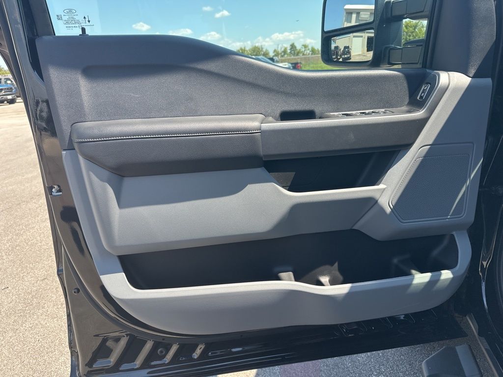 2026 Ford F-350 XLT photo 9