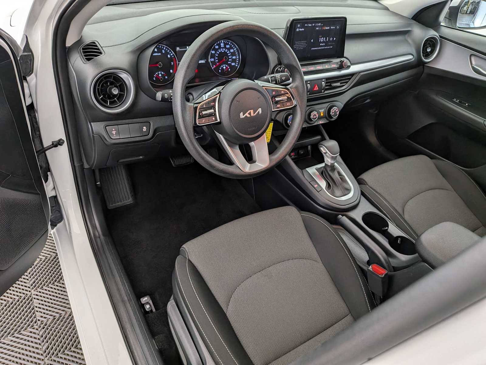 2024 Kia Forte LXS photo 2