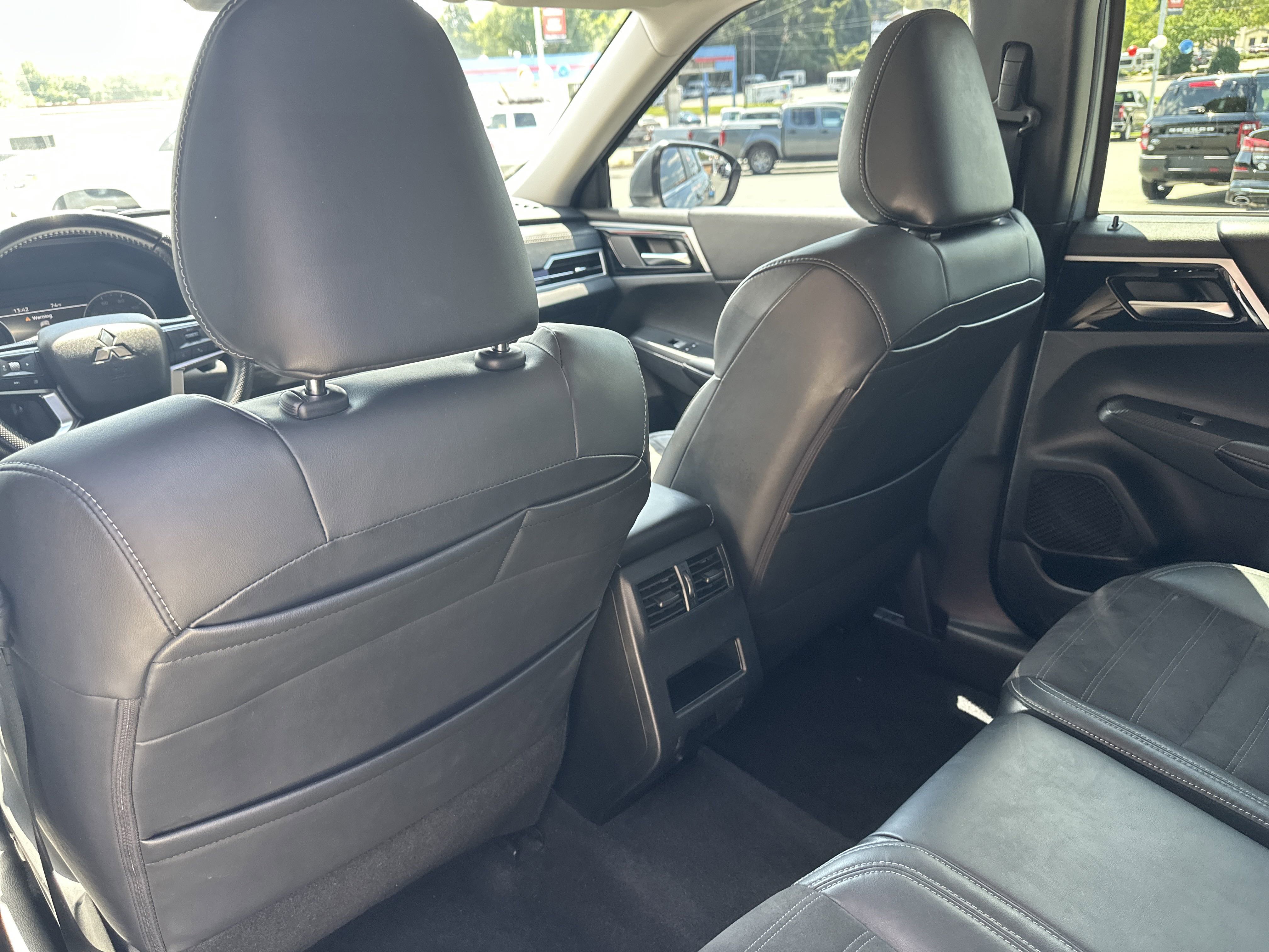 2022 Mitsubishi Outlander Black Edition photo 10