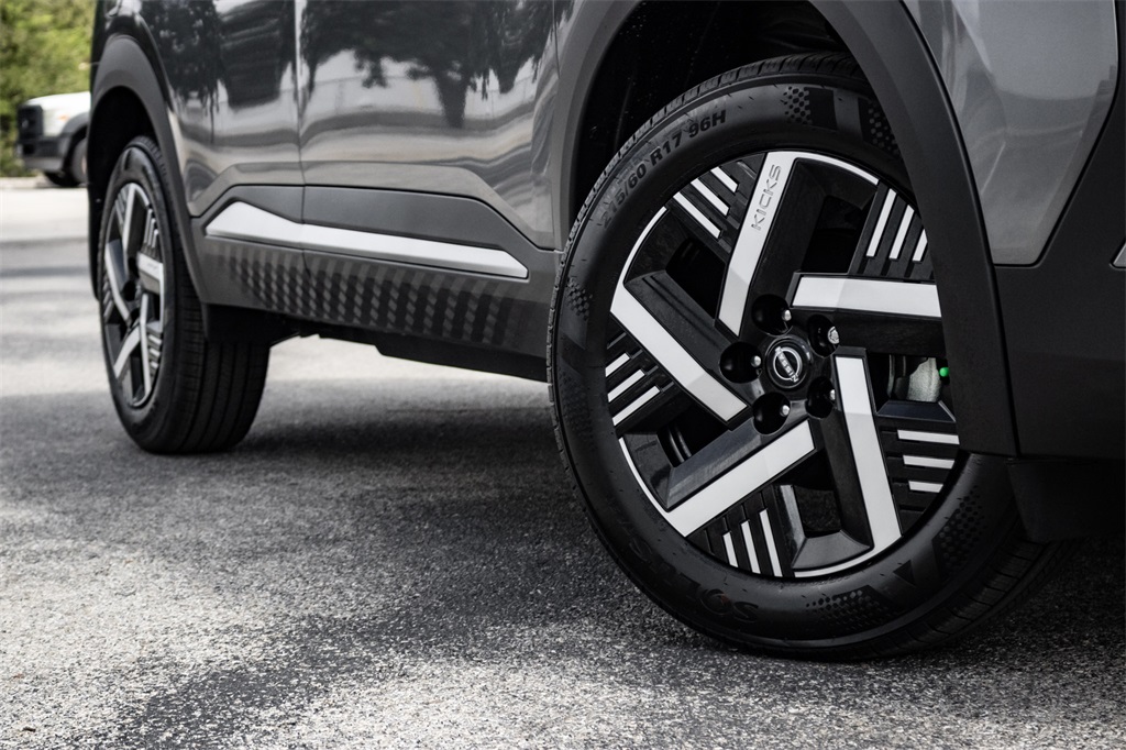 2025 Nissan Kicks SV photo 2