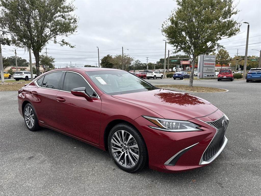 2020 Lexus ES Hybrid 300h's photo
