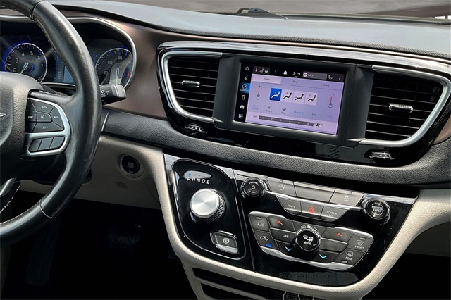 2022 Chrysler Voyager LX photo 6