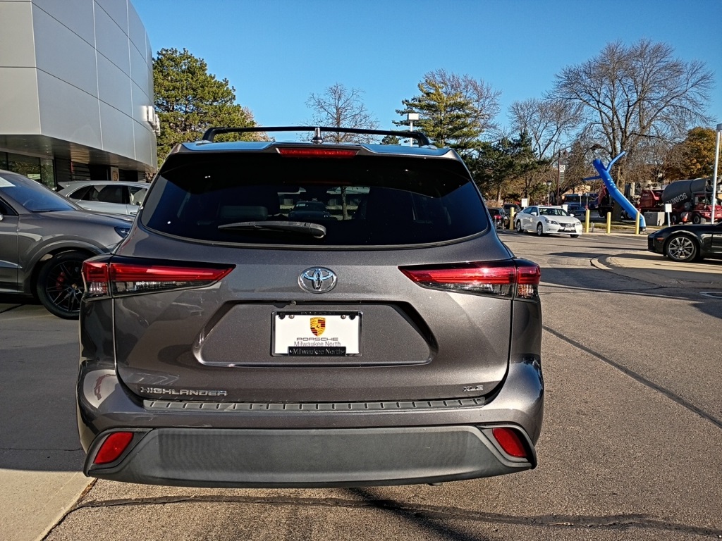 2022 Toyota Highlander XLE photo 2
