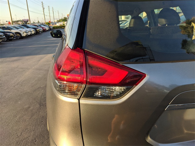 2019 Nissan Rogue S photo 8
