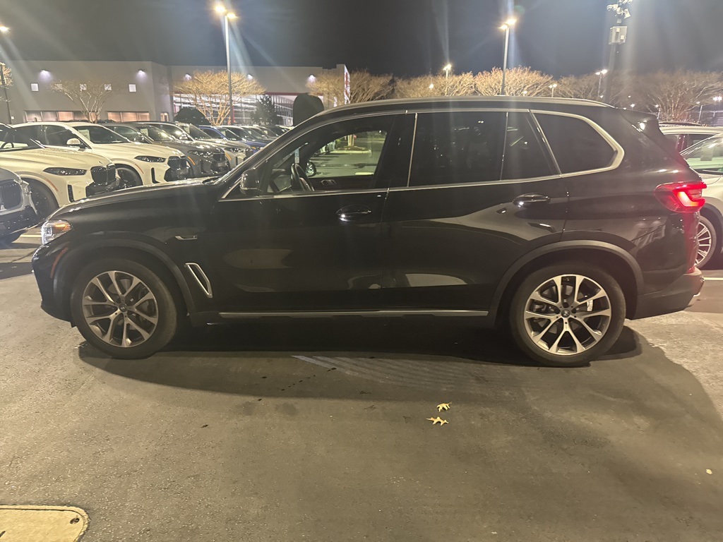 2022 BMW X5 45e's photo