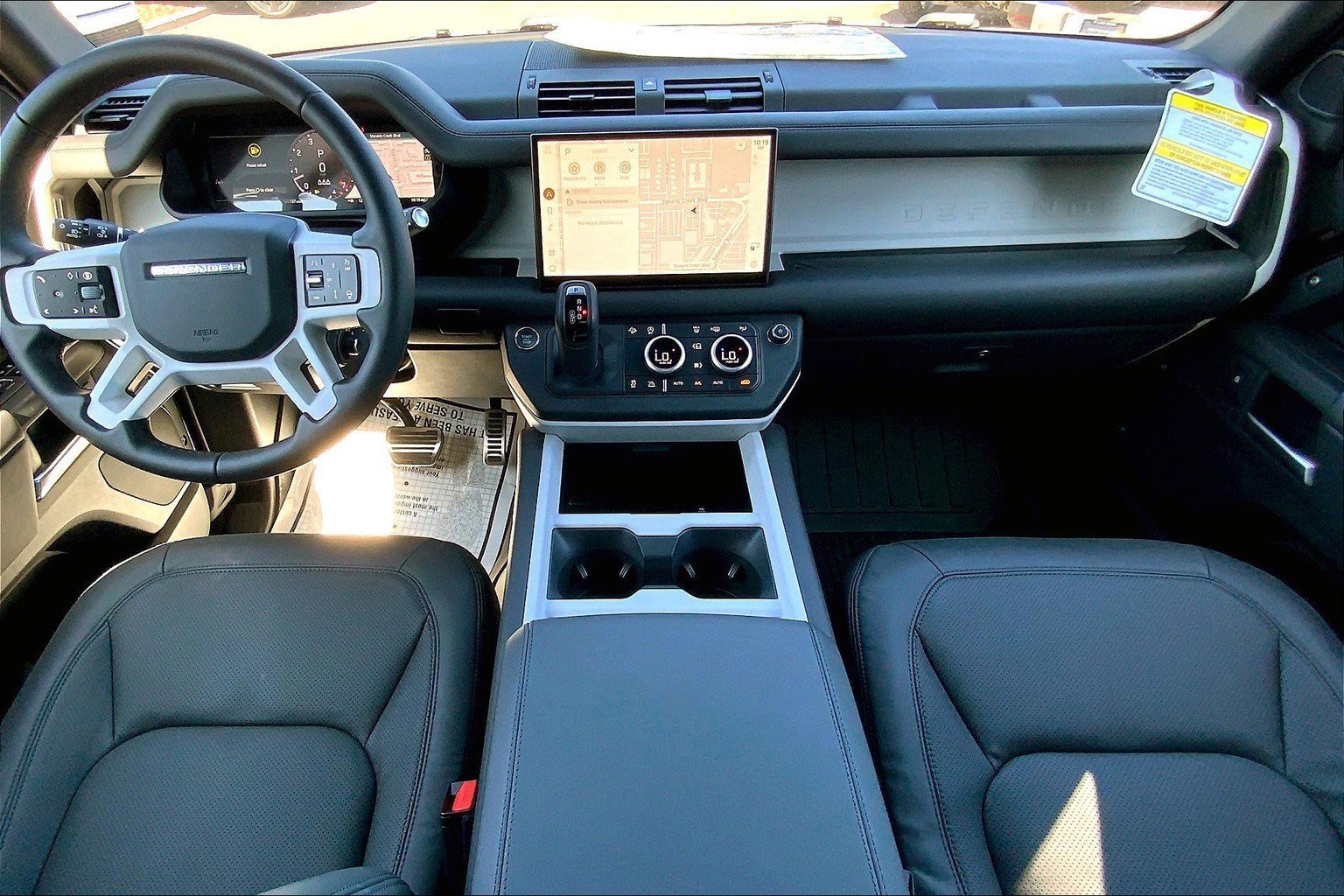 2025 Land Rover Defender X-Dynamic SE photo 4