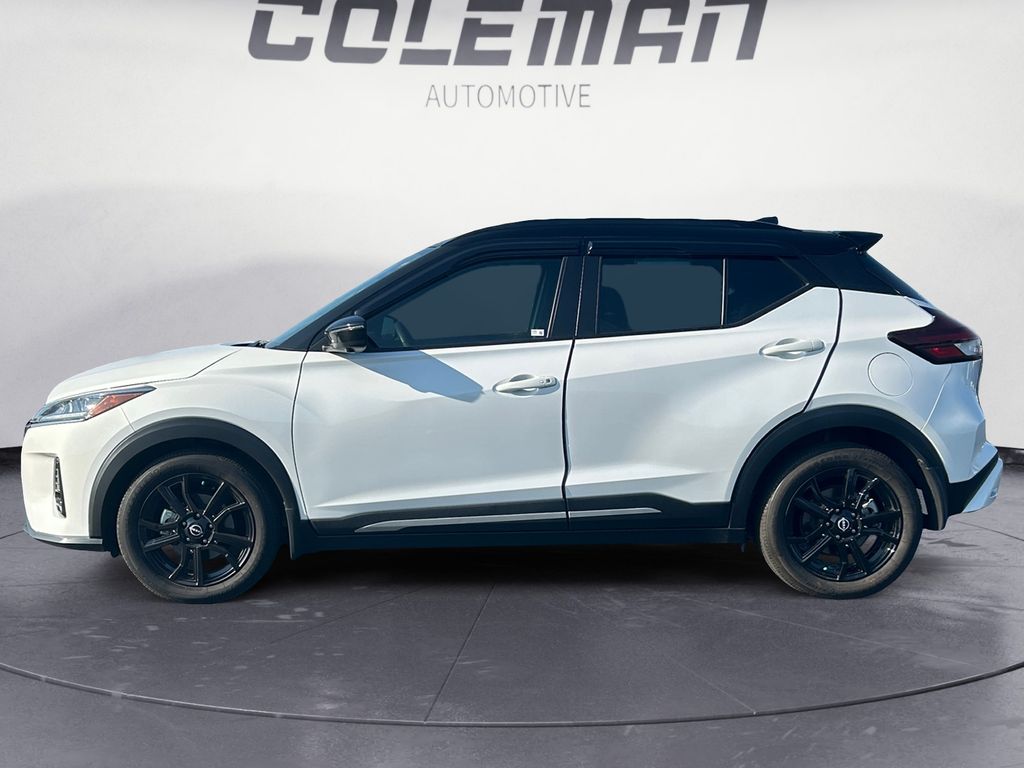 2022 Nissan Kicks SR photo 2