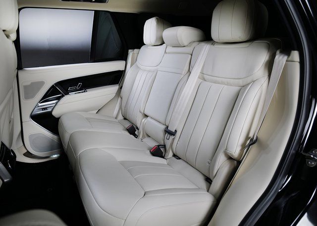 2025 Land Rover Range Rover SE photo 5