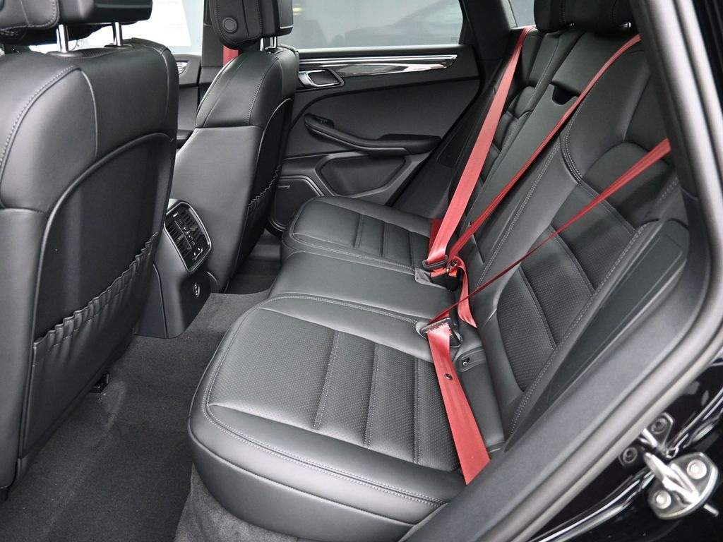 2026 Porsche Macan S photo 7