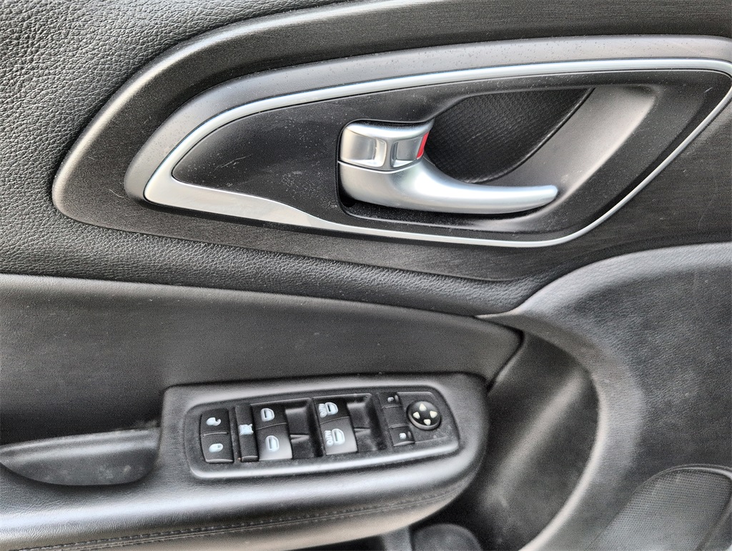 2017 Chrysler 200 Limited photo 12