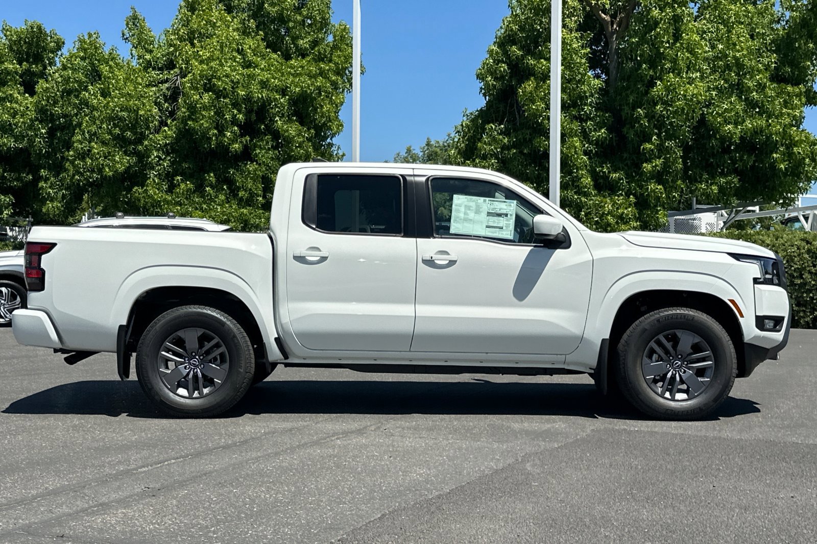 2025 Nissan Frontier Crew Cab SV photo 3