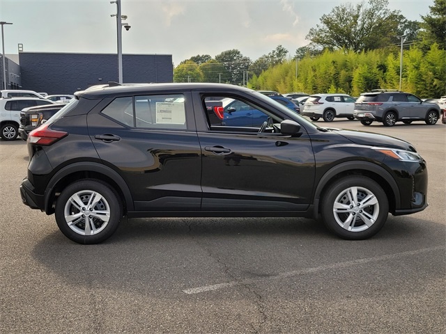 2025 Nissan Kicks Play S photo 2