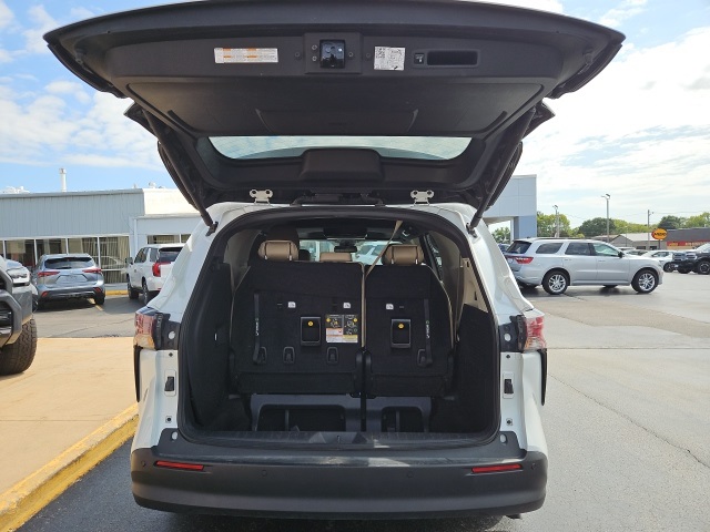 2023 Toyota Sienna XLE photo 9