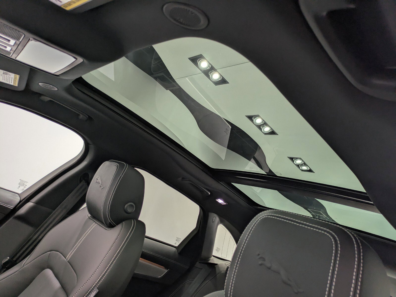 2026 Jaguar F-PACE P250 R-Dynamic S photo 9