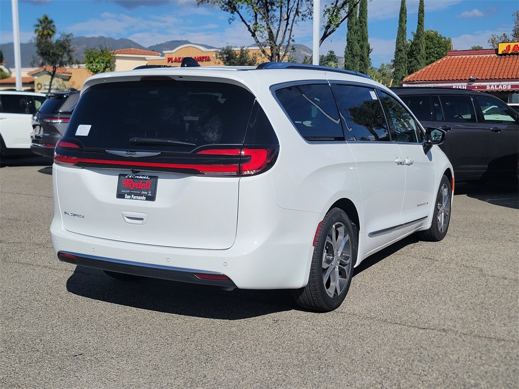 2026 Chrysler Pacifica Pinnacle photo 4