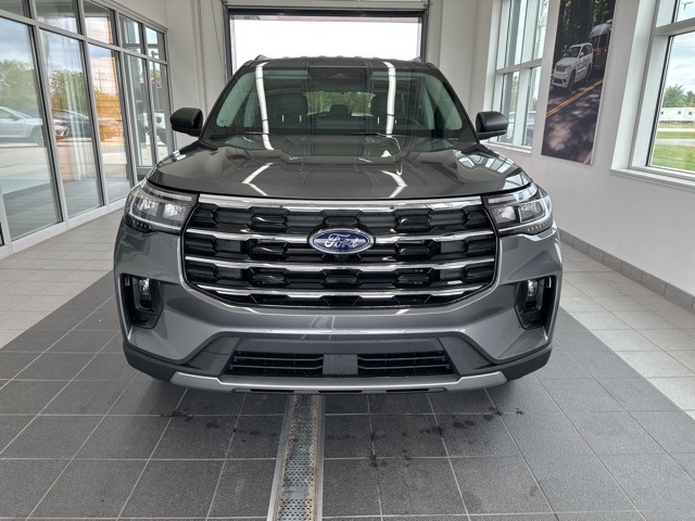 2025 Ford Explorer photo 2
