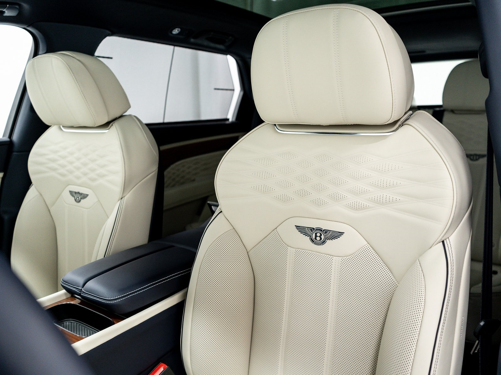 2025 Bentley Bentayga EWB Azure V8 photo 13