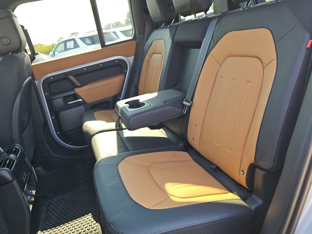 2024 Land Rover Defender 110 photo 19