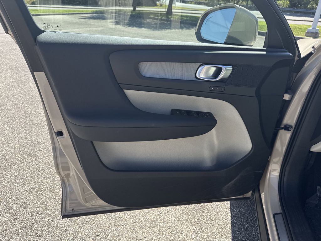2025 Volvo XC40 Plus photo 13