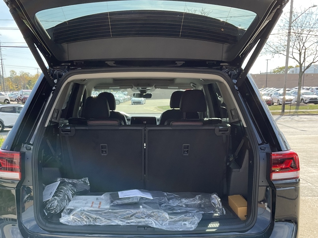 2026 Volkswagen Atlas Peak Edition SE photo 2