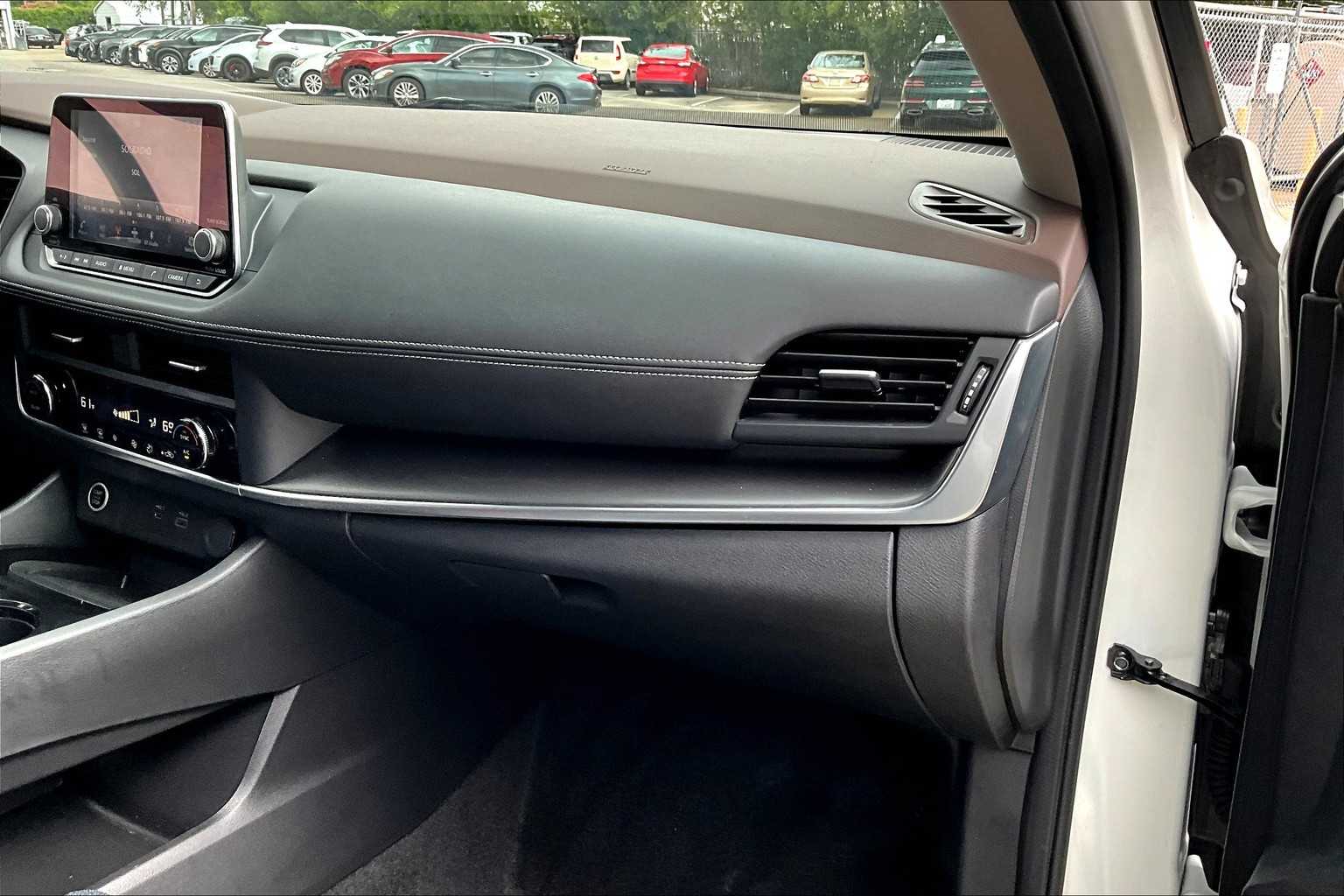 2023 Nissan Rogue SV photo 16